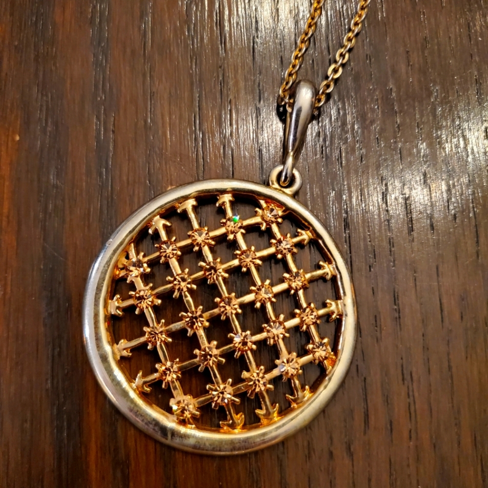 LBD 18in gold pendant necklace